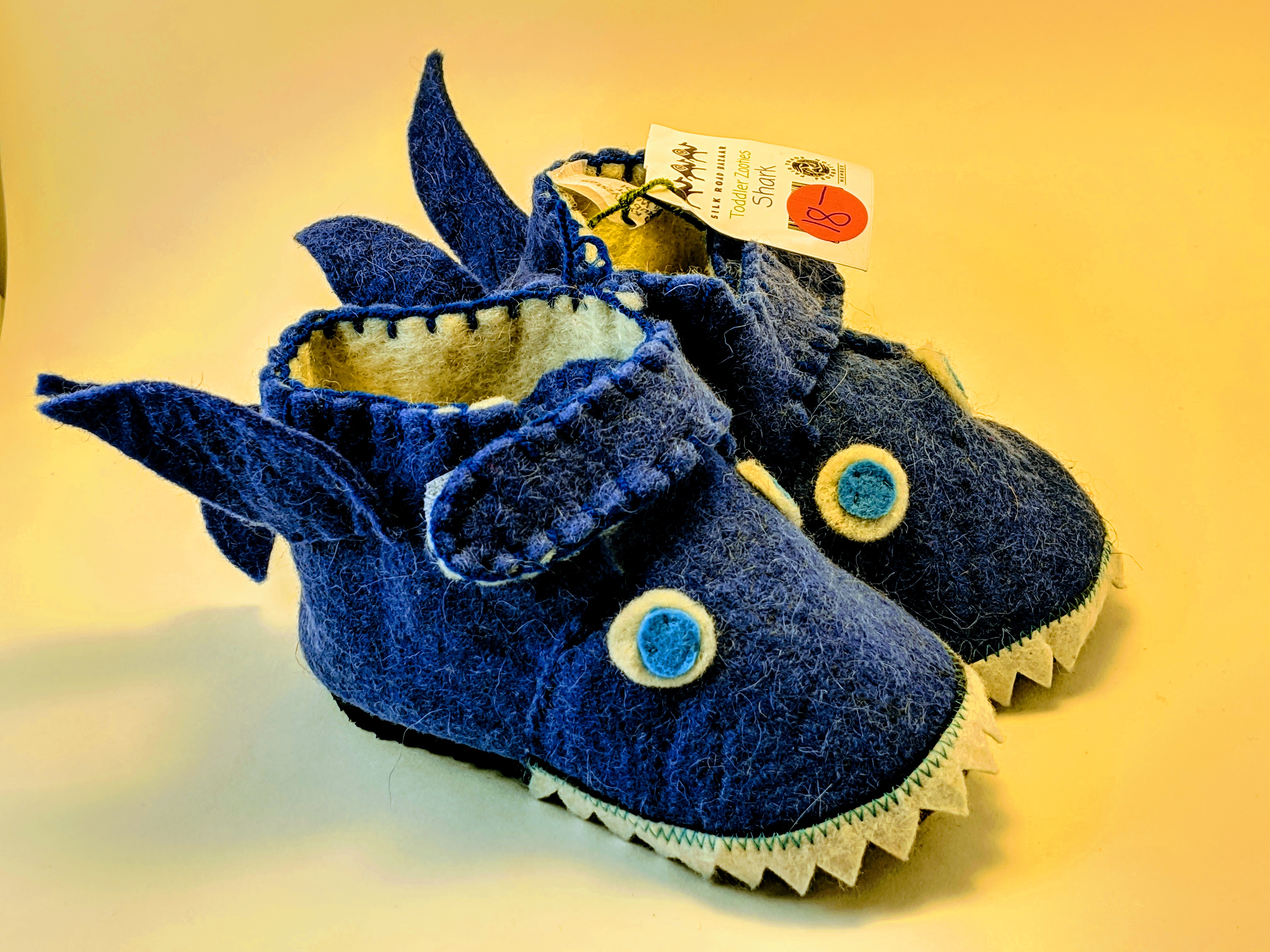 Slippers with shark face