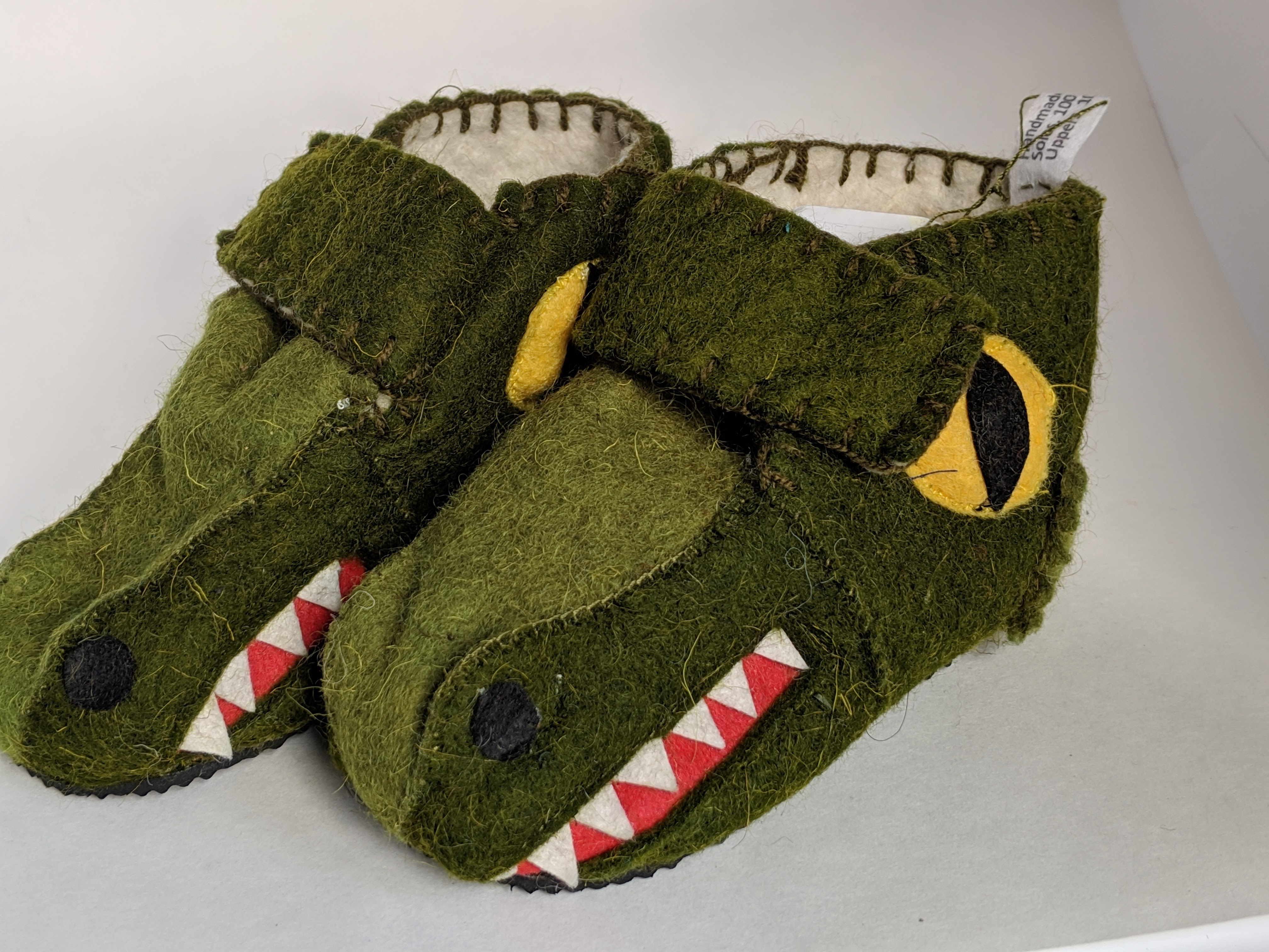 Slippers with crocodile face